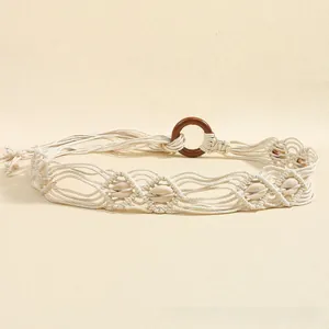 Détail de la ceinture bohème tressée avec corde ivoire, coquillages et boucle en bois