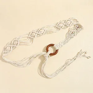 Détail d'une ceinture bohème en coton tissé main avec coquillages et boucle en bois