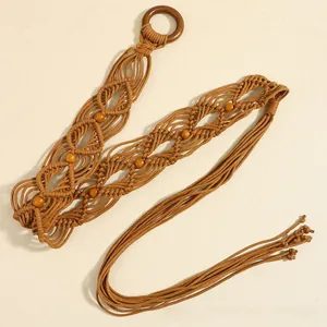 Détail d'une ceinture tressée bohème avec perles en bois et boucle ronde en bois