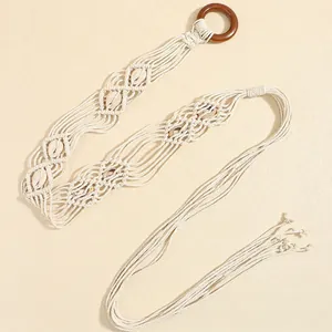 Ceinture bohème en macramé tissé avec boucle ronde en bois et décor de coquillages