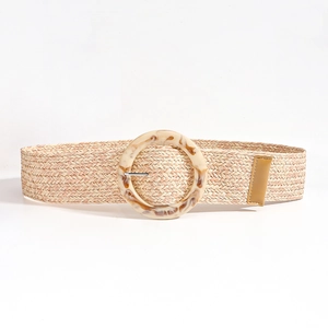 Détail de la ceinture en paille tressée beige avec boucle ronde en résine marbrée