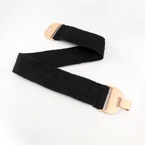 Détail de la ceinture élastique noire avec boucle métallique dorée et texture tissée