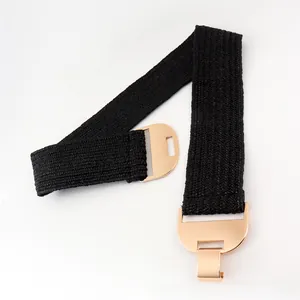 Vue détaillée d'une ceinture élastique tressée noire avec boucle en métal doré