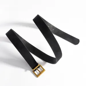Elegante cintura in pelle nera con fibbia quadrata in oro antico piegata a forma di S