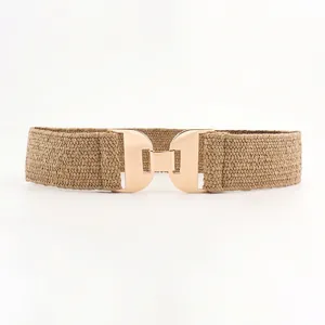 Vue détaillée de la ceinture élastique kaki avec boucle métallique dorée ronde