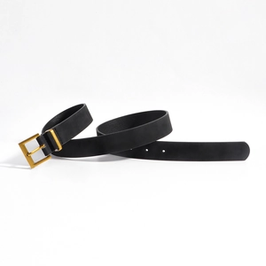 Cintura classica in pelle nera da donna con fibbia ad ardiglione rettangolare dorata elegante