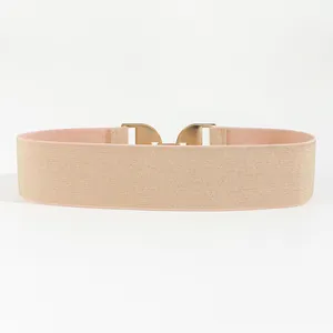 Détail de la ceinture élastique rose pour femme avec boucle métallique dorée