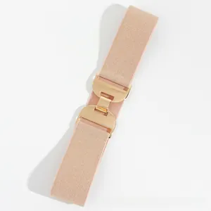 Détail de la ceinture dorée élastique avec boucle géométrique emboîtée pour robes