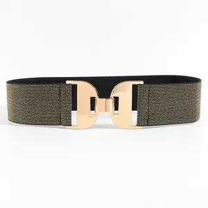 Gros plan d'une ceinture élastique noire tissée dorée avec boucle demi-cercle