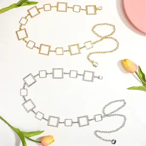 Schicke quadratische Taillenkette in Gold und Silber für Kleider mit verstellbarer Metallschließe