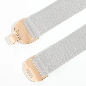 Gros plan sur la ceinture élastique argentée avec une boucle métallique dorée chic