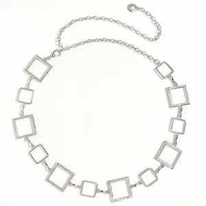 Detail der silbernen quadratischen Metall-Taillenkette mit Vintage-Struktur und Verschluss