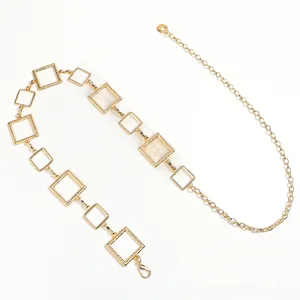 Detail der goldenen quadratischen Gliederkette mit strukturierter Oberfläche und Verschluss
