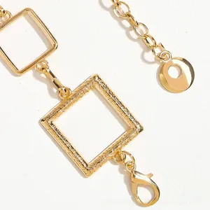 Makroaufnahme der goldenen quadratischen Kette mit komplizierten floralen Reliefmustern