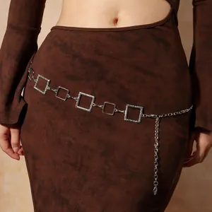Detailansicht der quadratischen Metall-Taillenkette mit verstellbarem Verschluss