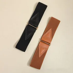 Flache Ansicht breiter elastischer Taillengürtel in Schwarz und Braun mit Goldverschluss