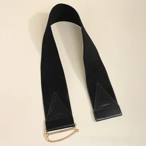Detail eines schwarzen elastischen Taillengürtels mit goldener Schnalle für Kleider