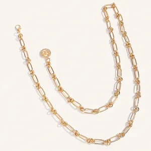 Ceinture chaîne trombone dorée à la mode avec maillons texturés et pendentif rond