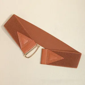 Detail eines braunen elastischen Taillengürtels mit goldener U-Schnalle und Lederakzenten