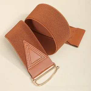 Detailansicht eines braunen elastischen Taillengürtels mit goldener Schließe und Leder