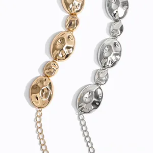 Detail der hohlen Metall-Taillenkette mit Hammerschlag-Textur in Gold und Silber
