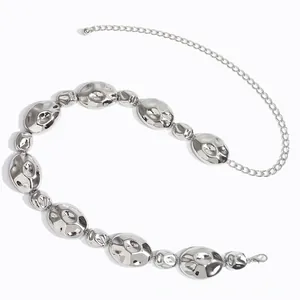 Detailansicht der silbernen Metall-Taillenkette mit gewellten Platten und Karabinerverschluss
