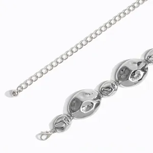 Detailansicht der Punk-Hüftkette aus Silber mit flüssiger Metalltextur und Blumendesign