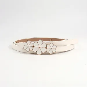 Fine ceinture chic en cuir PU blanc crème avec trois boucles fleuries pour femme