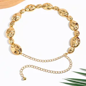 Nahaufnahme der goldenen Metall-Taillenkette mit Hammerschlag-Textur und Verstellkette