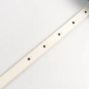Gros plan détaillé d'une ceinture blanche en similicuir avec des perforations circulaires
