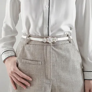 Ceinture Fine en Cuir PU pour Femmes Avec Boucle en Forme de Marguerite Ceinture Étroite Décontractée pour Robes Et Pantalons Blanc