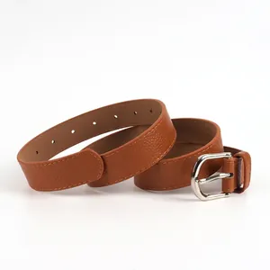Ceinture en cuir marron pour femme avec boucle argentée polie et texture en litchi fin