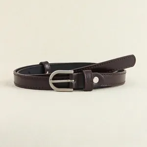 Ceinture fine en cuir marron foncé élégante avec boucle ardillon argentée pour femmes