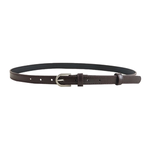 Ceinture fine élégante pour femme en cuir marron foncé avec une boucle en métal argenté mat