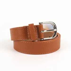 Détail d'une ceinture en cuir marron grainé avec boucle métallique argentée en D