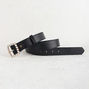 Cintura elegante in pelle nera da donna con fibbia quadrata dorata e perle
