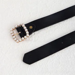 Cintura nera da donna con fibbia quadrata dorata decorata con eleganti perle bianche
