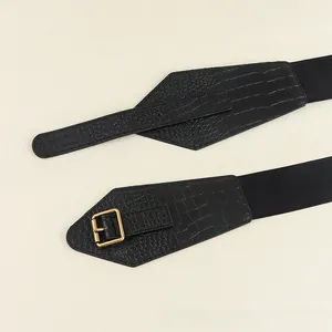 Detailansicht des elastischen Damen-Breitgürtels mit Krokostruktur und Gold-Schnalle