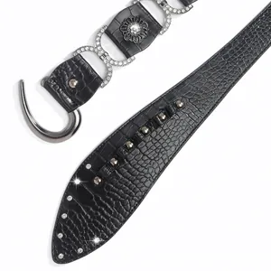 Détail de ceinture noire en similicuir à motif crocodile avec chaîne ornée de strass