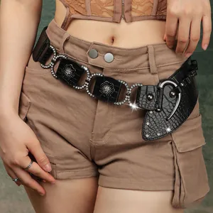 Détail de la ceinture noire en croco avec fleurs en métal et strass brillants