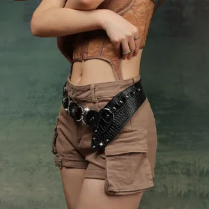 Détail d'une ceinture noire motif crocodile avec boucle en cœur et rivets argentés