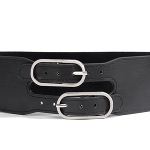 Détail d'une large ceinture élastique noire avec doubles boucles argentées ovales