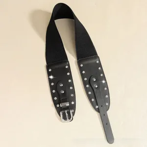 Détail d'une ceinture corset élastique noire avec boucles argentées et strass brillants