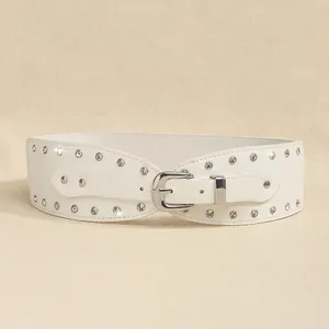 Détail d'une ceinture blanche en cuir PU avec doubles rangées de strass et boucle argentée