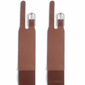 Détail de la ceinture élastique large vintage avec boucle à double ardillon
