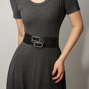 Détail de la large ceinture élastique noire avec doubles boucles ovales en métal argenté