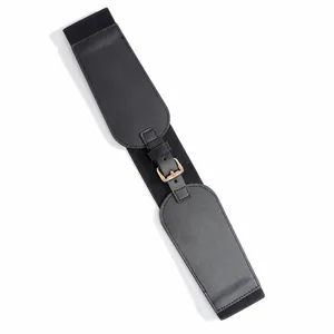 Détails d'une ceinture large élastique avec similicuir noir et boucle métallique dorée