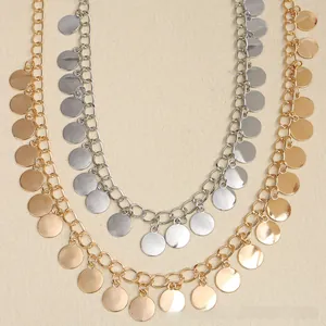 Détail de chaînes de taille bohèmes dorées et argentées avec paillettes rondes polies