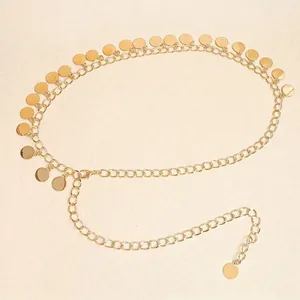 Détail de la chaîne de taille dorée réglable avec pendentifs à paillettes circulaires