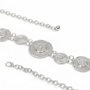 Detail van zilveren heupketting met boho metalen schijven en zon reliëfpatroon